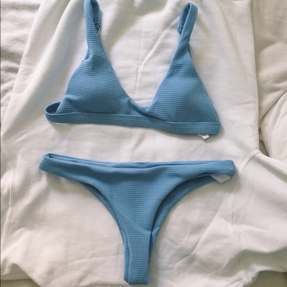 BLUE CHEEKY BIKINI SET NEVER WORN - Picture 1 of 2
